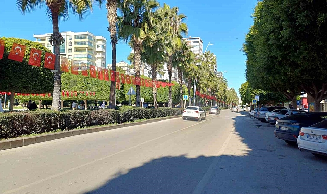 Adana'nın cadde ve sokakları sessizliğe büründü