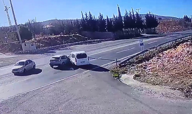 Adıyaman'da 2 aracın çarpışma anı kameralara yansıdı