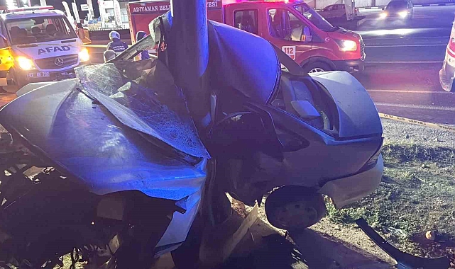 Adıyaman'da Feci Kaza: Sürücü Hayatını Kaybetti, Otomobil İkiye Bölündü