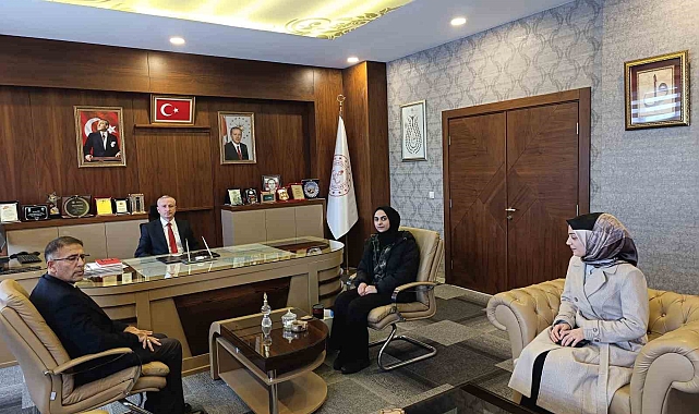 Ağrı'da Başarılı Öğrenci Zeynep Erçek, İl Milli Eğitim Müdürü Tarafından Ödüllendirildi