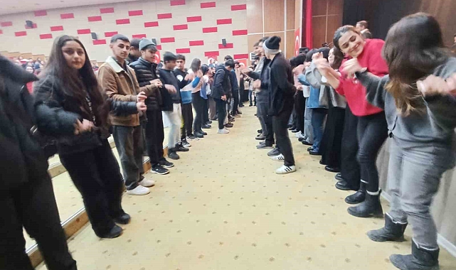 Ağrı'da Öğrencilere Moral Konseri: Sınav Stresine Müzikle Veda