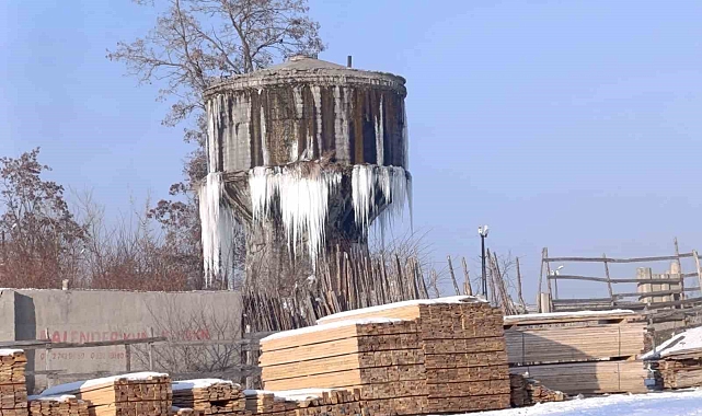 Ağrı'da su deposu buzla kaplandı