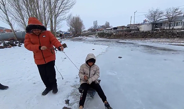Akyaka'da Çocukların Buz Keyfi: Kışın En Güzel Anları