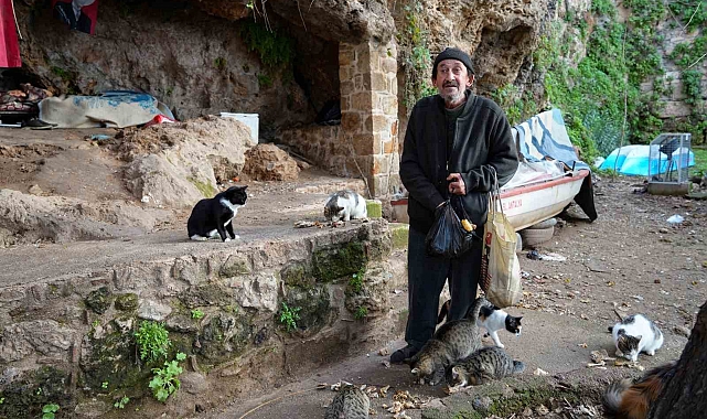 Antalya'da Falezlerdeki Mağara Hayatı: Hüseyin Urlu'nun Hikayesi