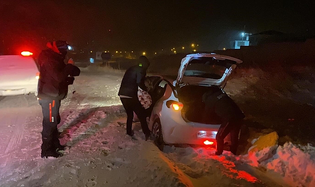 Ardahan'da Kışın Sıkı Sıkıya Sarmaladığı Bir Gün: Yollar Kapalı, Vatandaşlar Mahsur Kaldı