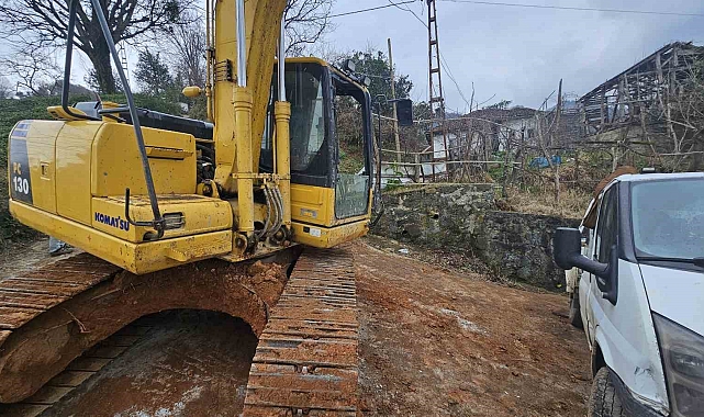 Arhavi'de Çamur Felaketi: Kamyonet ve Ekskavatör Çarpıştı!