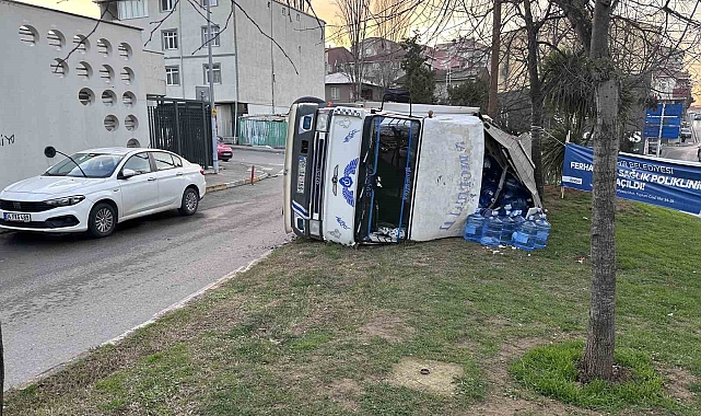 Ataşehir'de Korkutan Kaza: Fren Patlamasıyla Kamyonet Devrildi!Ataşehir'de Korkutan Kaza: Fren Patlamasıyla Kamyonet Devrildi!