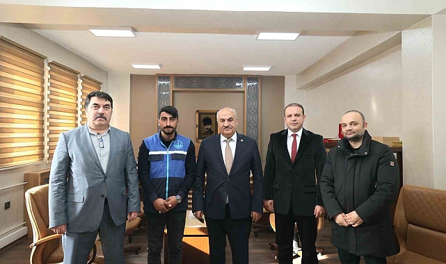 Aziziye'de Dürüstlük Örneği: Onur Deligöz Bulduğu Cüzdanı Sahibine Teslim Etti