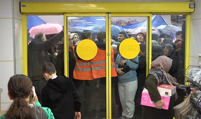 Balıkesir'de "Ne Alırsan 100 TL" Kampanyası Tam Bir Kaosa Dönüştü