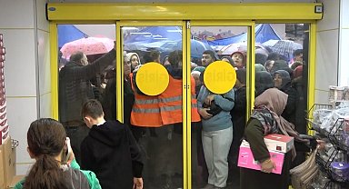 Balıkesir'de "Ne Alırsan 100 TL" Kampanyası Tam Bir Kaosa Dönüştü