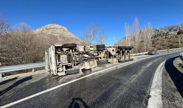 Bitlis'te tır devrildi: 1 yaralı