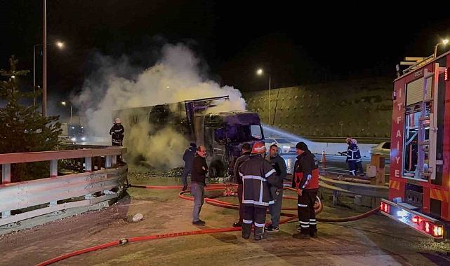 Bolu Dağı Tüneli'nde Korkutan Yangın! Kömür Yüklü Tır Alev Alev Yandı