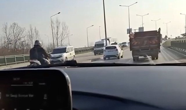 Bursa'da Trafik Kazası Kamerada! Sosyal Medya İçin Çekilen Video Dramatik Anları Ortaya Çıkardı