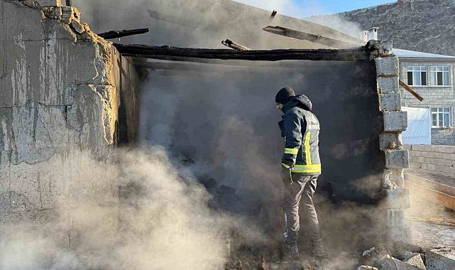 Çaldıran'da Ahır Yangını: Hayvanlar Kurtarılamadı