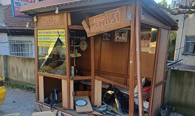 Denizli'de Korkutan Kaza: Frenleri Boşalan Kamyon Taksi Durağına Daldı