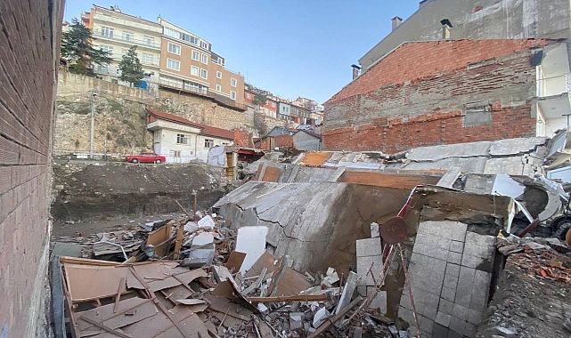 Eğirdir'deki Bina Çöküşü: İnşaat Hatası mı, Kasıt mı?