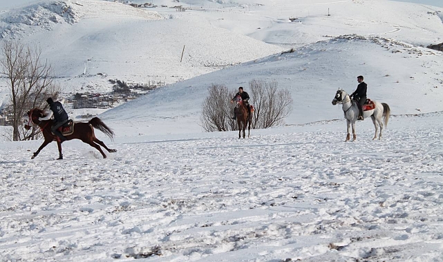 Erzincan ve Bayburt'ta Cirit Sporu Zorluklara Rağmen Yaşıyor
