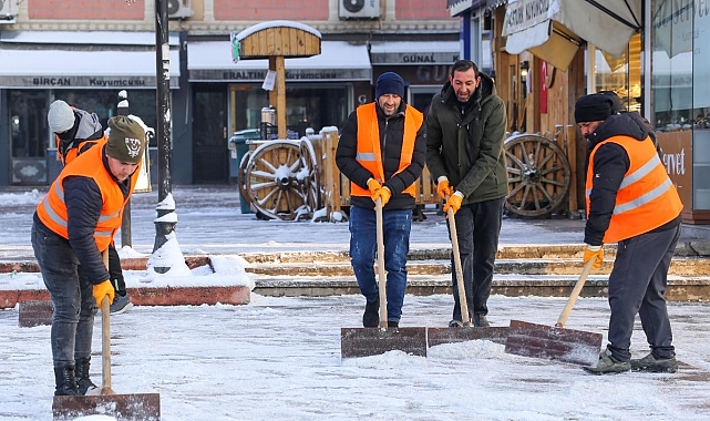 Erzincan'da Yaşam Zorlaştı: Karla Mücadele Çalışmaları Aralıksız Sürüyor