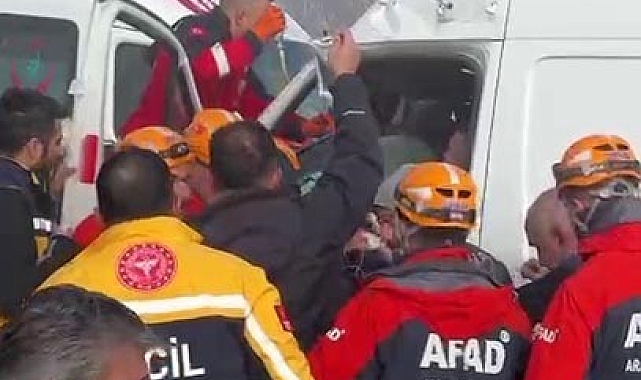 Erzurum'da Ambulans Kazası: Sağlık Çalışanları Sıkışıp Kaldı