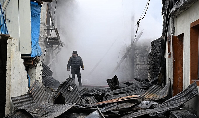 Erzurum'da Büyük Yangın: 15 Yapı Yandı, Vali Çiftçi Bölgede