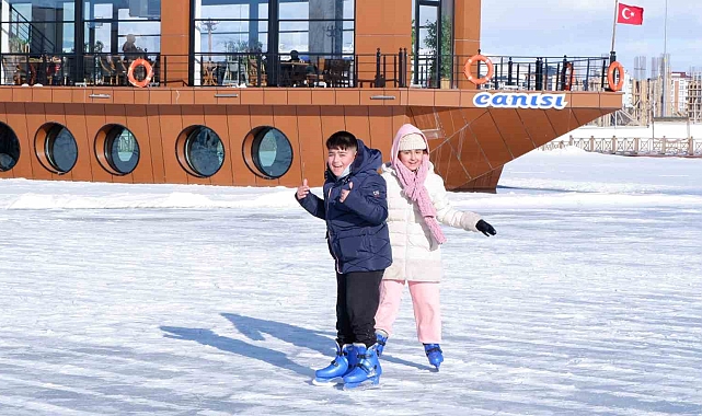 Erzurum'da Buz Tutmuş Havuz, Paten Tutkunlarının Yeni Mekanı Oldu