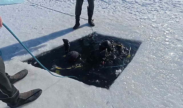 Erzurum'da Jandarma SAK Timi, Buz Tutan Gölette Dalış Eğitimi Yaptı