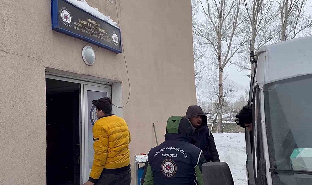 Erzurum'da Kamyonetin Gizli Bölmesinde 9 Kaçak Göçmen Yakalandı