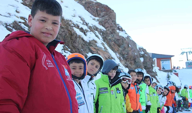 Erzurum'da Kar Taneleri Parlıyor: Köy Çocukları Palandöken'de Kayak Macerasına Başlıyor!