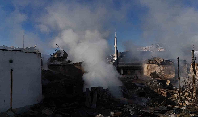 Erzurum'un İspir İlçesi'nde Büyük Yangın: Köpeklerin Havlaması Felaketi Engelledi