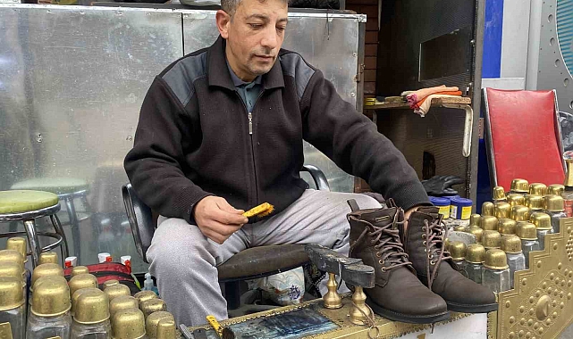 Eskişehir'de Ayakkabı Boyacısının İlginç Pazarlama Yöntemi Müşterileri Memnun Etti