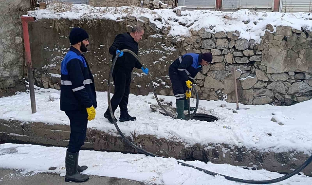 Hakkari'de Dondurucu Soğuğa Rağmen Kanalizasyon Arızaları Giderildi