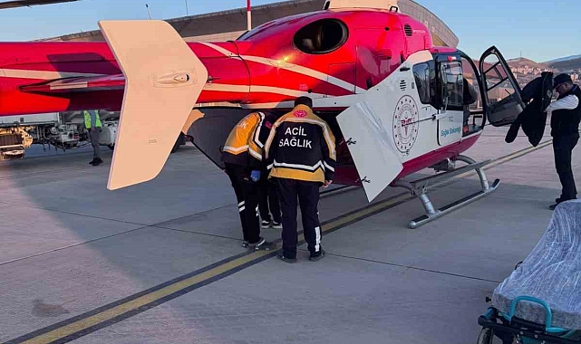 Hakkari'deki hasta ambulans helikopterle Van'a nakledildi