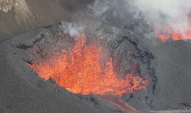 Hawaii'nin Ateş Denizi: Kilauea Yanardağı Tekrar Fışkırdı