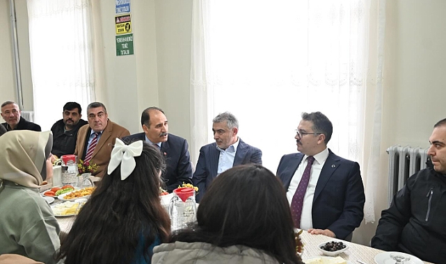 Iğdır'da Öğrencilerle Keyifli Kahvaltı: Vekil Alagöz ve Vali Turan Bir Araya Geldi