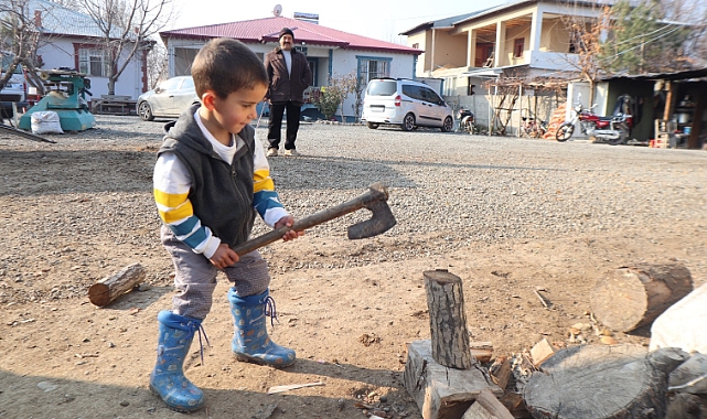 Iğdır'ın Enginalan Köyü'nde Minik Emre, Azmiyle Gazetecilerin İlgi Odağı Oldu