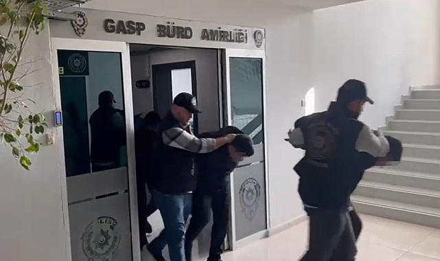 İzmir'de Polis Maskesiyle Ev Basıp Soygun Yapan Çete Yakalandı