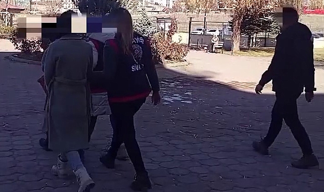 Kadın hırsızlar, hırsızlık yapmak için geri döndüklerinde yakalandı