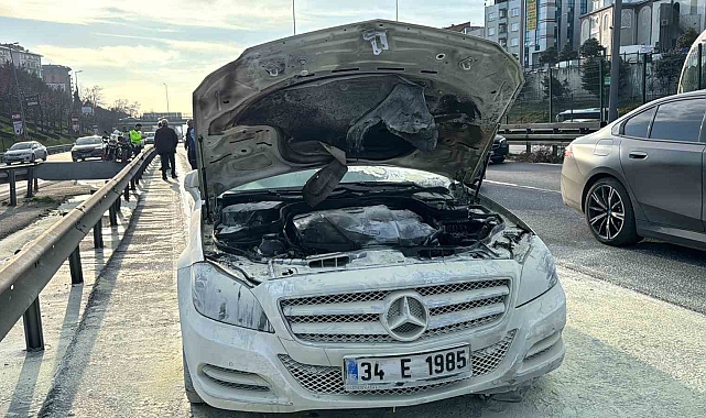 Kağıthane'de Panikle Karşılanan Araç Yangını