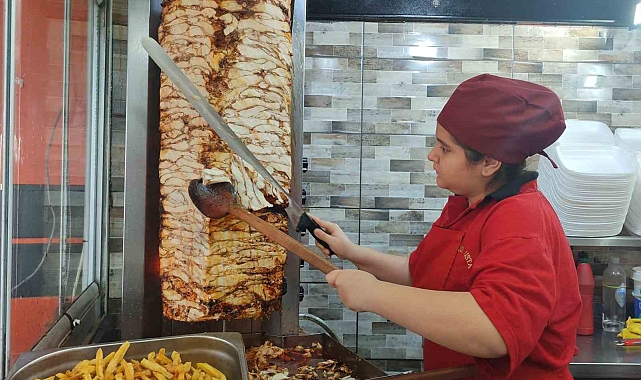 Kahramanmaraş'ın 14 Yaşındaki Döner Ustası: Elif Naz Savran