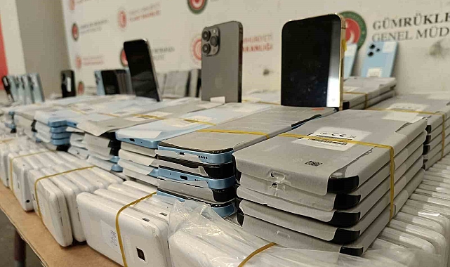 Kapıkule'de Tonlarca Kağıt Altında Gizlenen Binlerce Cep Telefonu Ele Geçirildi