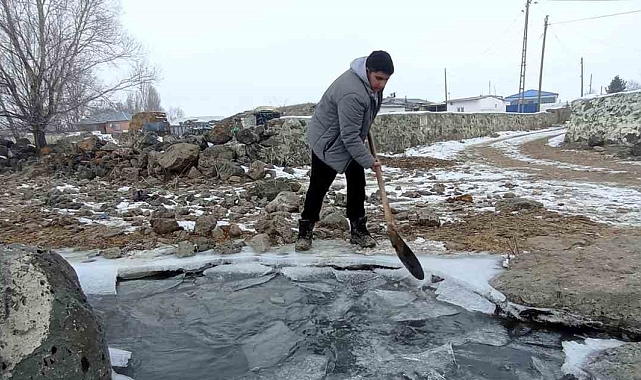 Kars'ın Akyaka İlçesinde Yaşamı Felç Eden Soğuklar: Çiftçiler Hayvanlarını Sulamak İçin Mücadele Ediyor