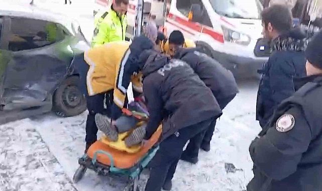 Kars'ta Çarpışan Otomobillerde 1 Yaralı
