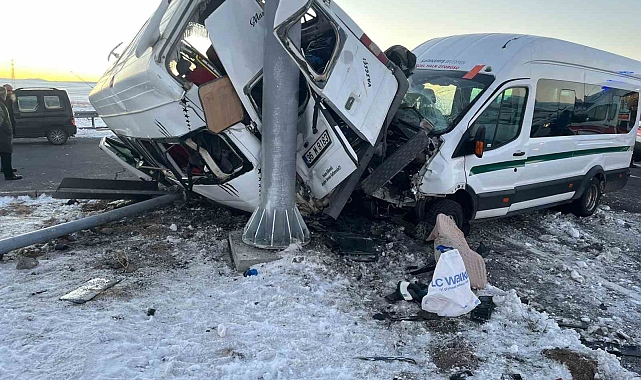 Kars'ta iki minibüs çarpıştı: 13 yaralı
