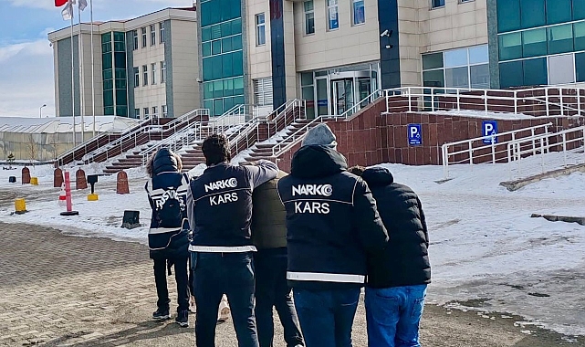 Kars'ta Uyuşturucu Kuryeleri Yakalandı, Uyuşturucular Cerrahi Operasyonla Çıkarıldı