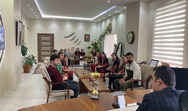 Kars'tan Türkiye'ye Uzanan Bir Başarı Hikayesi: Futsal Şampiyonları Kaymakamı Ziyaret Etti