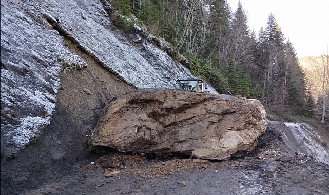Kastamonu İnebolu'da Kaya Düşmesi Sonucu Yol Ulaşımına Kapandı