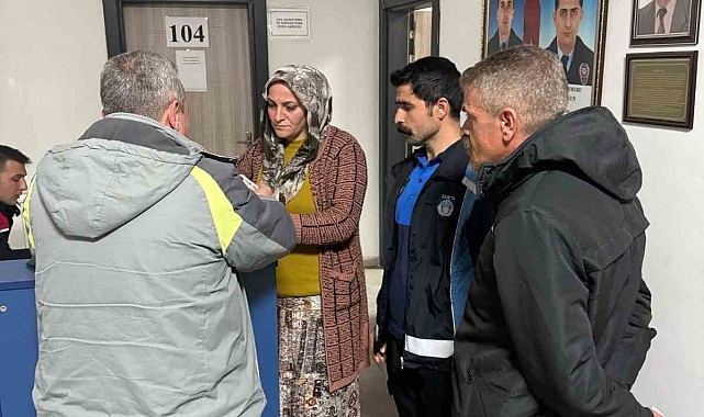 Kayapınar'da Örnek Davranış: Belediye Personeli Kayıp Çantayı Sahibine Teslim Etti