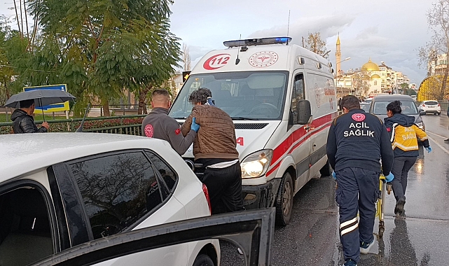 Kaza sonrası şoka giren sürücüyü araçtan kimse indiremedi