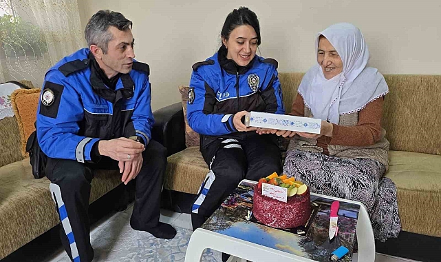 Kırıkkale'de Polislerden 81 Yaşındaki Kadına Sıcak Bir Doğum Günü Sürprizi