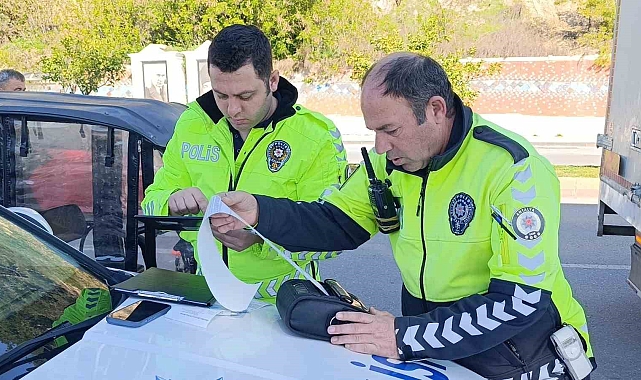 Kırmızı ışıkta geçti, ceza yerken "SRC'ye bari yazmayın ağabey" dedi
